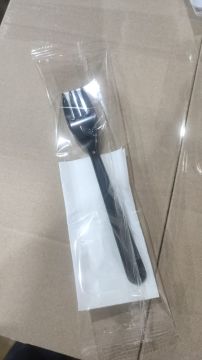 Набор одноразовой посуды №2 (вилка черная 180мм, нож, салфетка белая 24х24) 1/500 