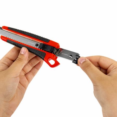 Нож канцелярский 18мм автофиксатор с резиновой вставкой+3лезв черно-красный Brauberg 1/12/144