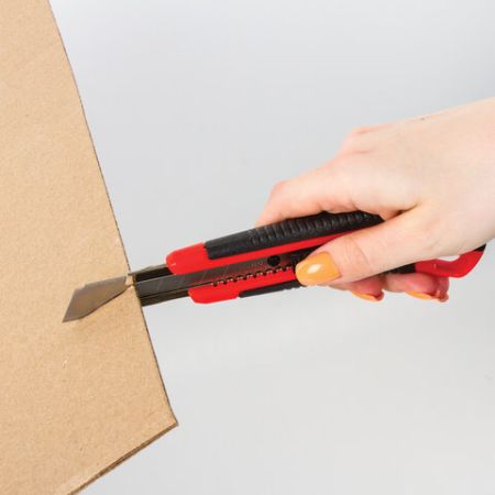 Нож канцелярский 18мм автофиксатор с резиновой вставкой+3лезв черно-красный Brauberg 1/12/144