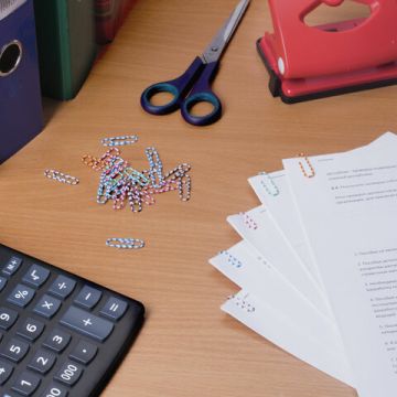 Скрепки BRAUBERG 28 мм с цветными полосками 100 шт  в карт. коробке 1/10