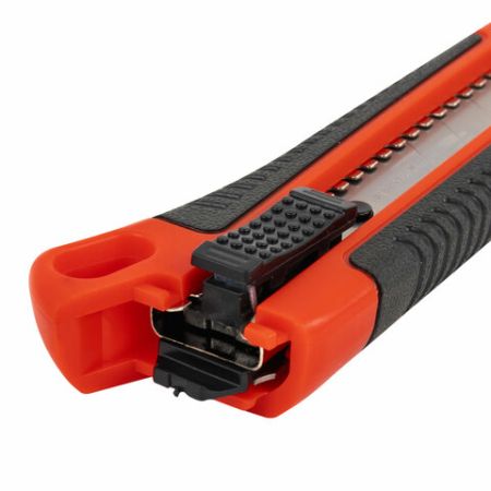 Нож канцелярский 18мм автофиксатор с резиновой вставкой+3лезв черно-красный Brauberg 1/12/144